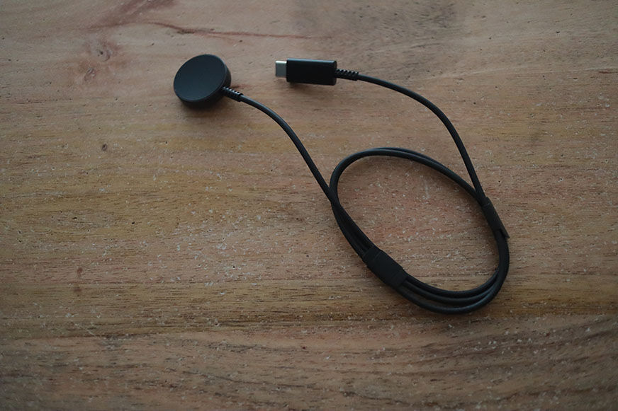 Man sieht das Ladekabel der Galaxy Watch 5.